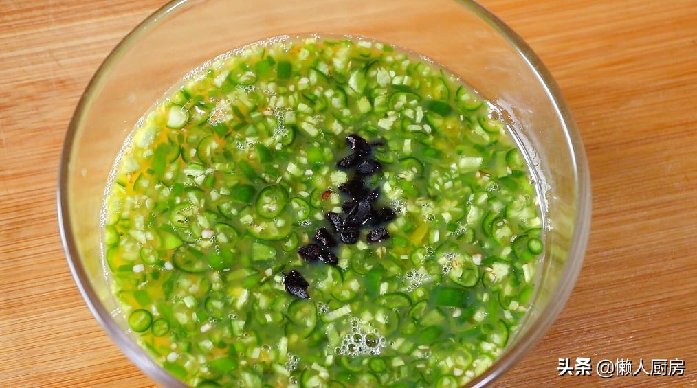 雞蛋和辣椒一起炒，比加了麵粉的雞蛋餅好吃，不用為先炒哪個犯愁