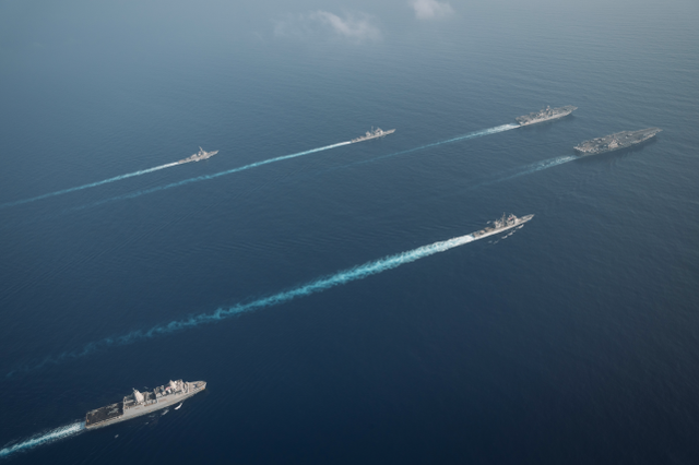 美“双航母”在南海演习，辽宁舰与美舰碰面，擦枪走火可能性变大