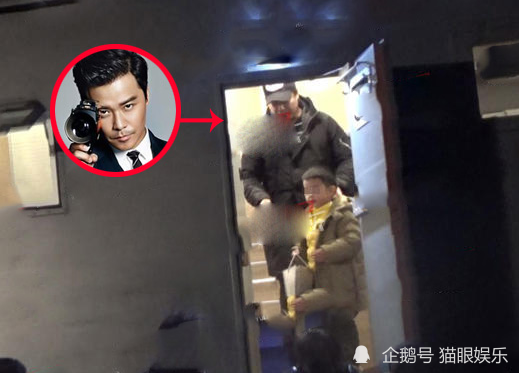 37岁佟丽娅带孩子探班陈思诚，父子俩人玩耍超开心，后独自离开