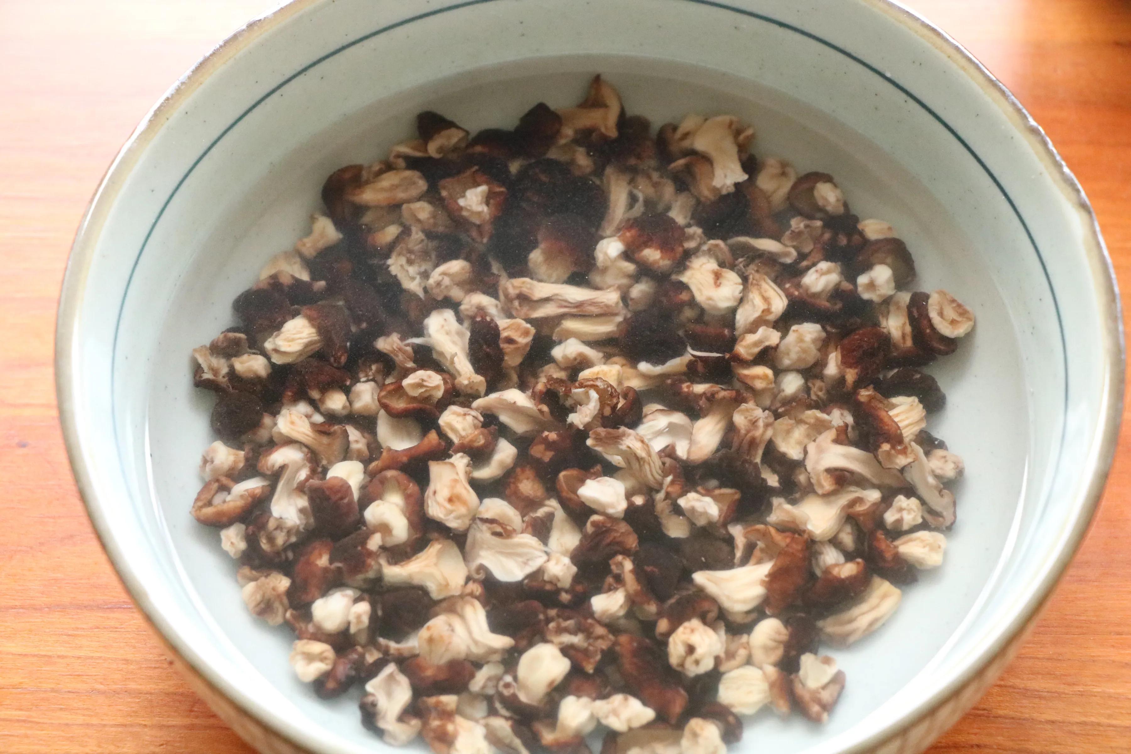 鸡腿肉炖胡萝卜蘑菇，秋季可以常吃的家常菜，营养丰富，食材简单