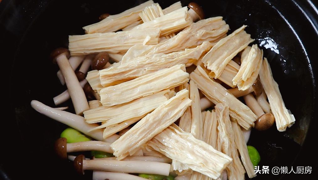 做饭怕麻烦？教你三鲜腐竹的懒人做法，吃起来清爽，没有油腻感