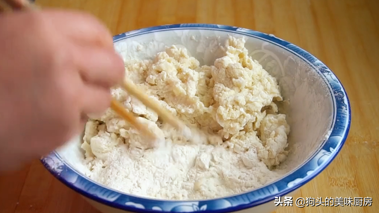 想吃蔥花餅別再買了，在家就能做，加一把蔥跟鹽，外酥裡軟，真香