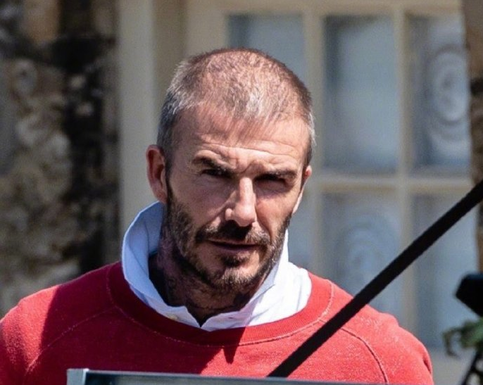 贝克汉姆近照曝光，红体恤配短裤精神抖擞，快