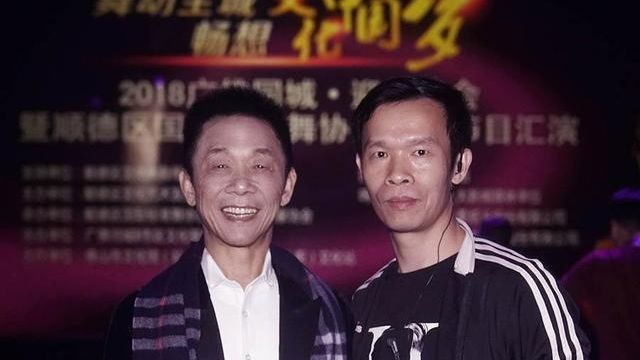 借500元创业，打败清风维达成中国纸巾之王，企业市值318亿