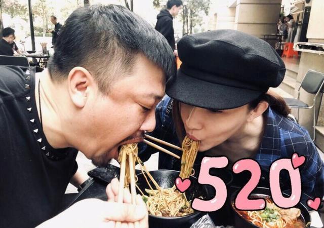 军人出身走喜剧风格，2次夺冠2上春晚，娶美女妻子被嘲吃嫩草
