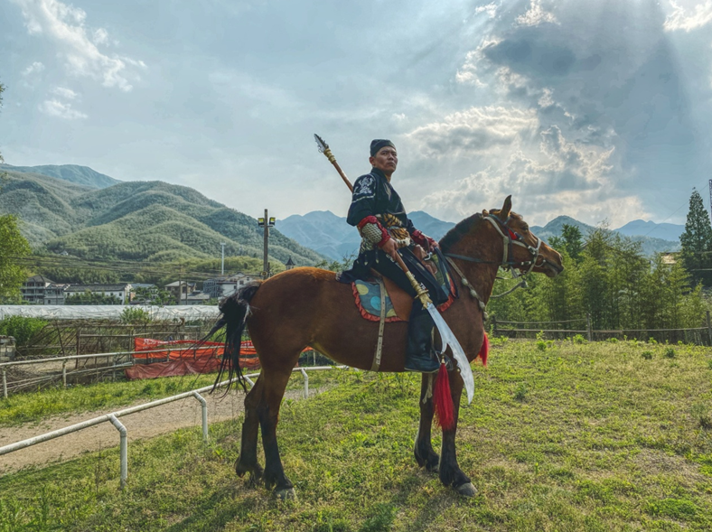 挨上偃月刀只有死路一条？罗贯中真没吹，马上