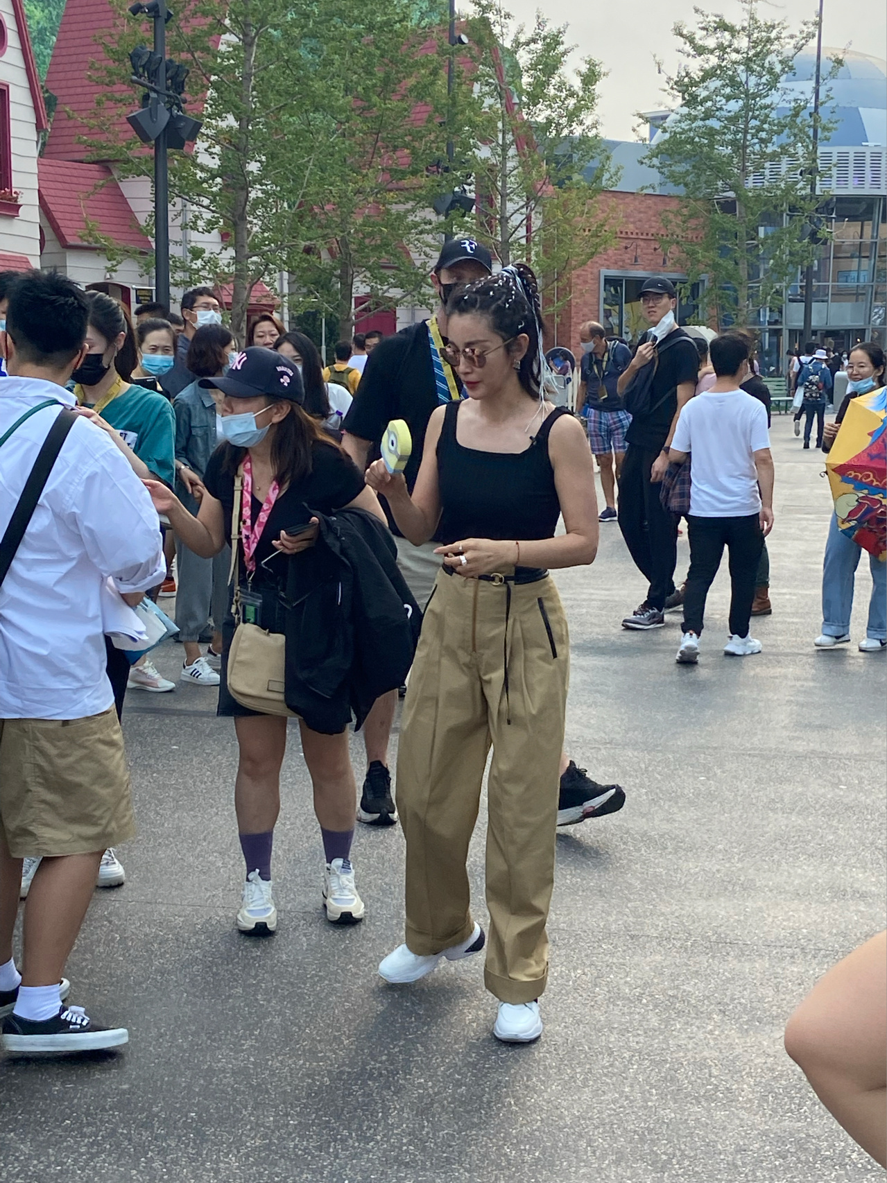 网友环球影城偶遇李冰冰，厚背粗手臂显雄壮，满头脏辫嘻哈范十足