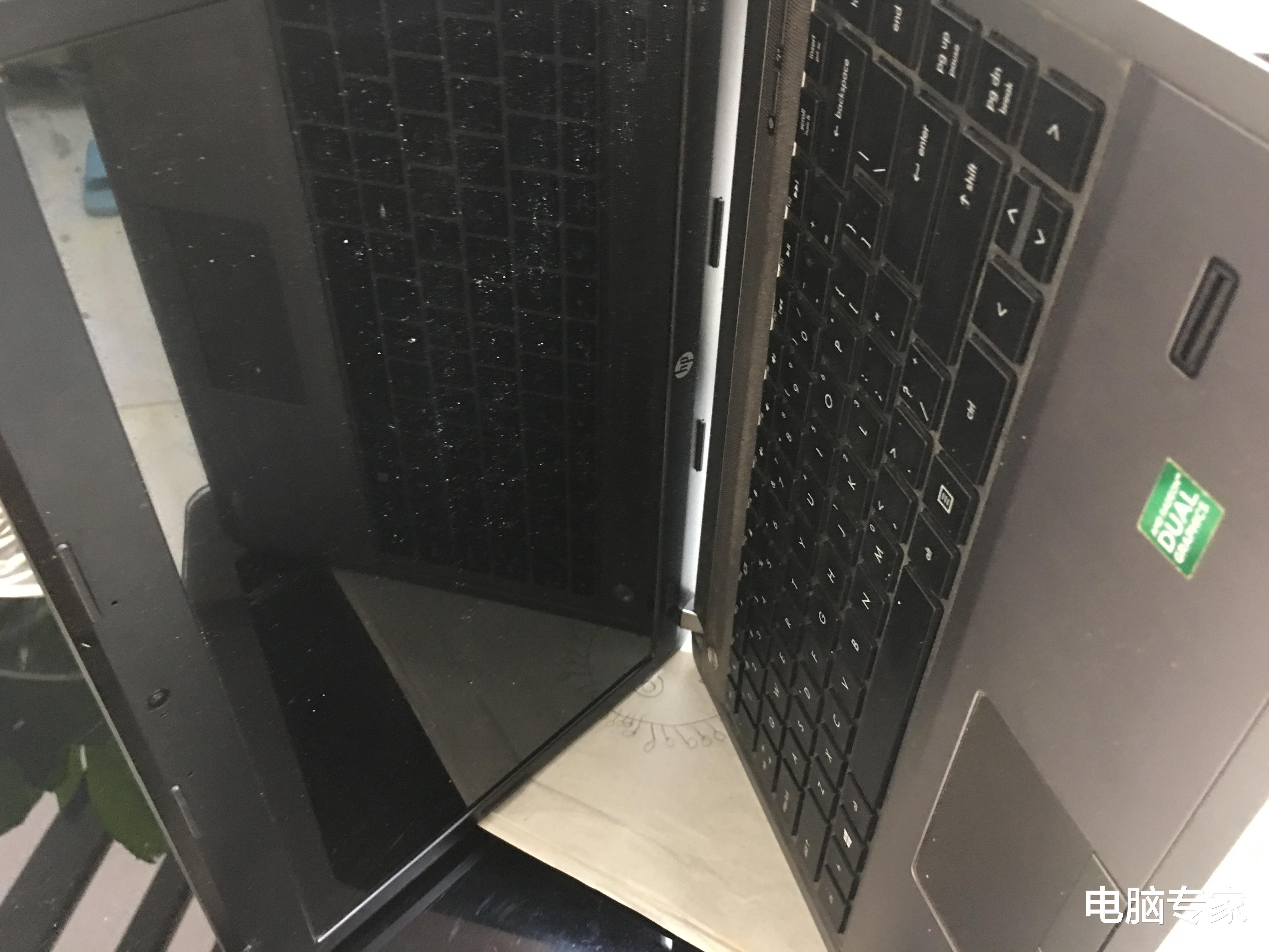 电脑店老板的孩子把一杯水倒进客户的电脑，店
