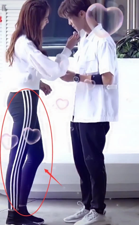 为鹿晗擦嘴时，仔细看关晓彤的“站姿”？是对男友最大的尊重