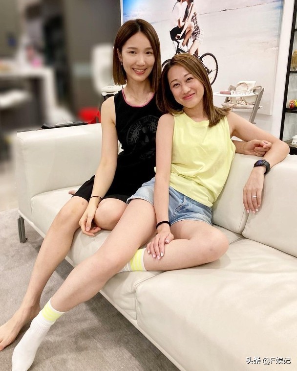 王祖蓝李亚男亲自下厨为朋友庆祝新婚 两位女儿开心出镜拍大合影