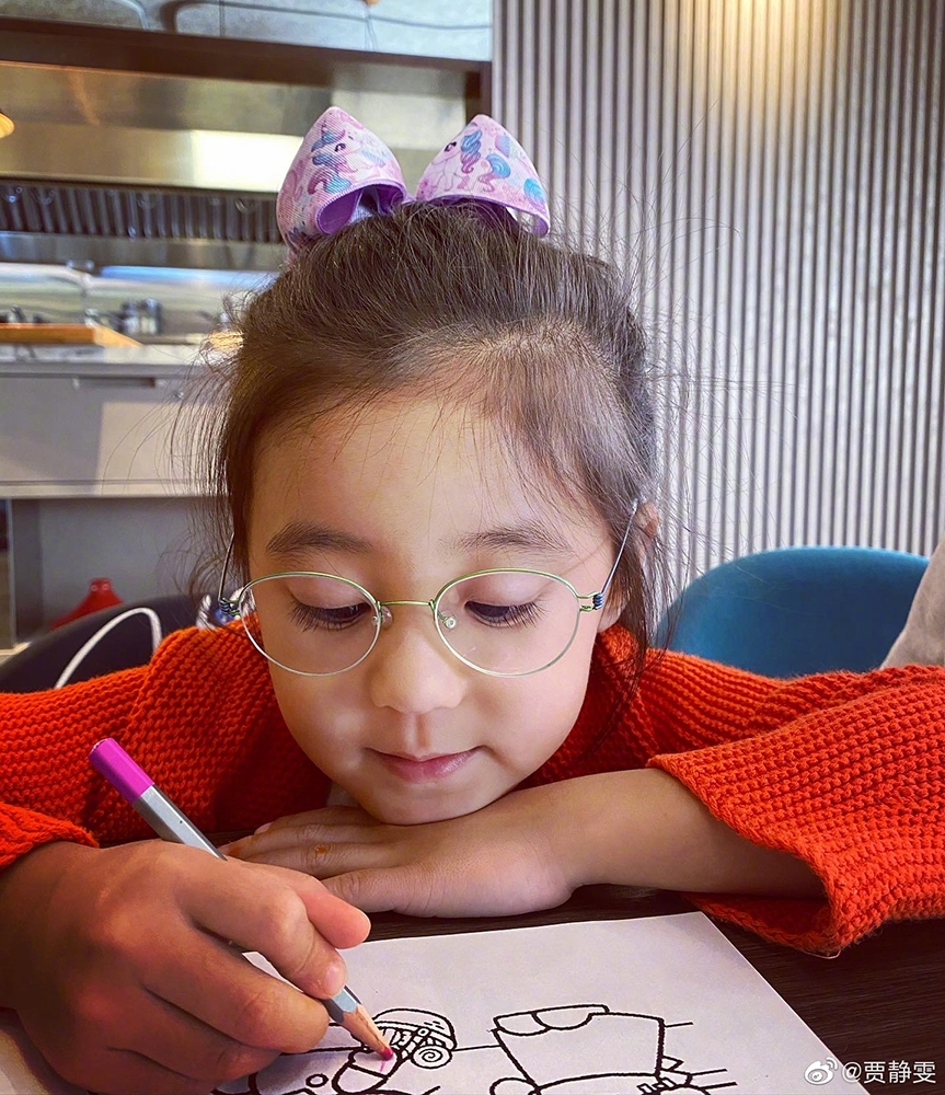太痛心！贾静雯女儿咘咘被查出先天弱视，两眼视差高达600度