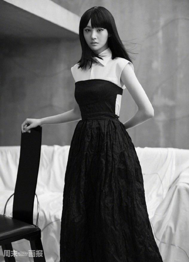 郑爽最新杂志造型曝出，穿抹胸裙配衬衫凹造型
