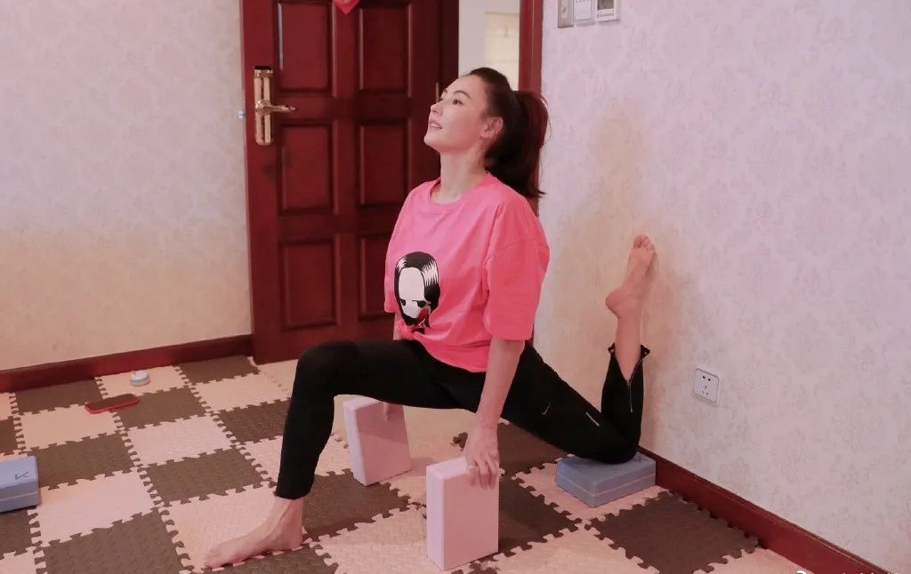 张柏芝上节目唱跳频频失准，王菲好友直接开撕