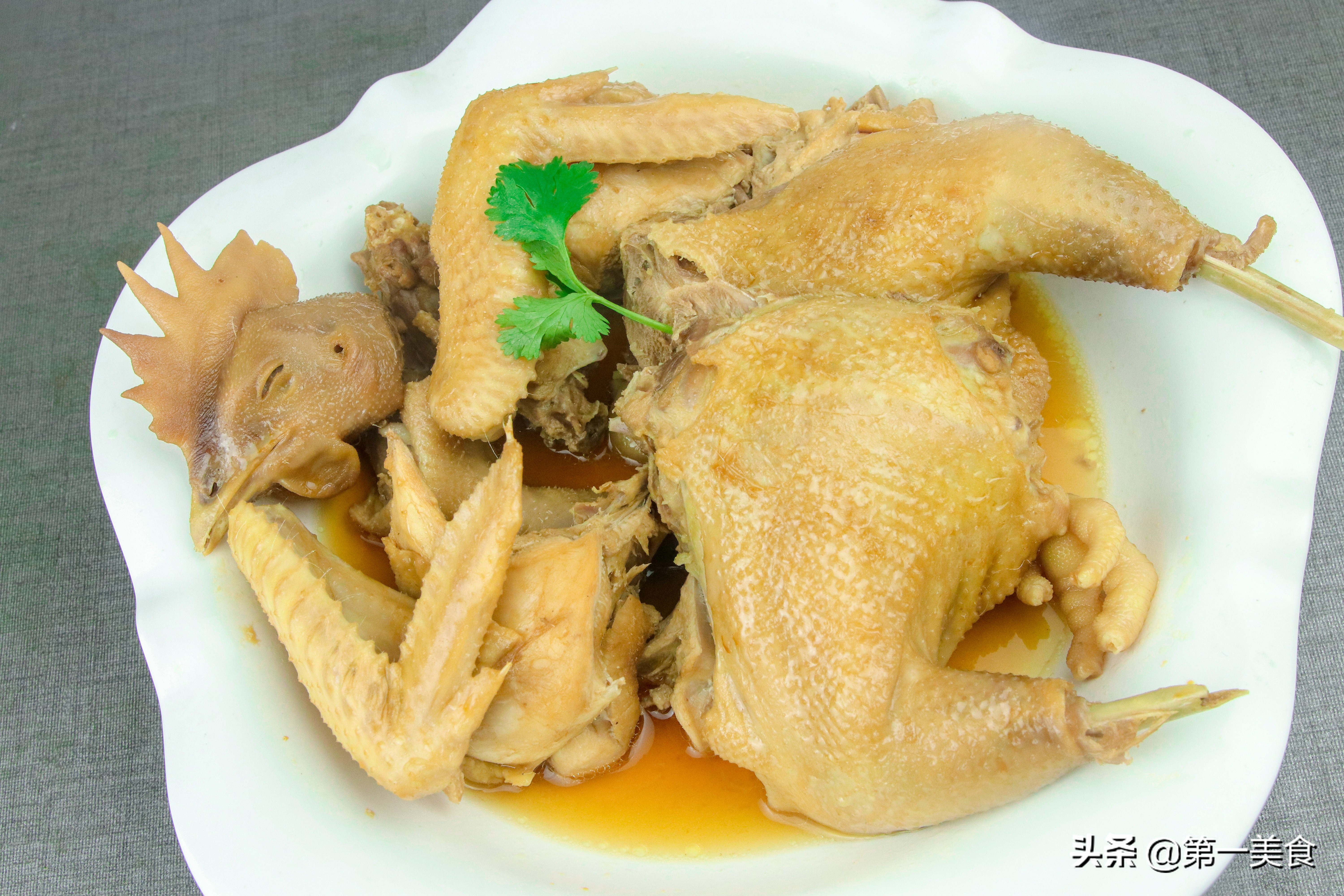 厨师长分享家常清蒸鸡做法 鸡肉爽滑细腻无腥味