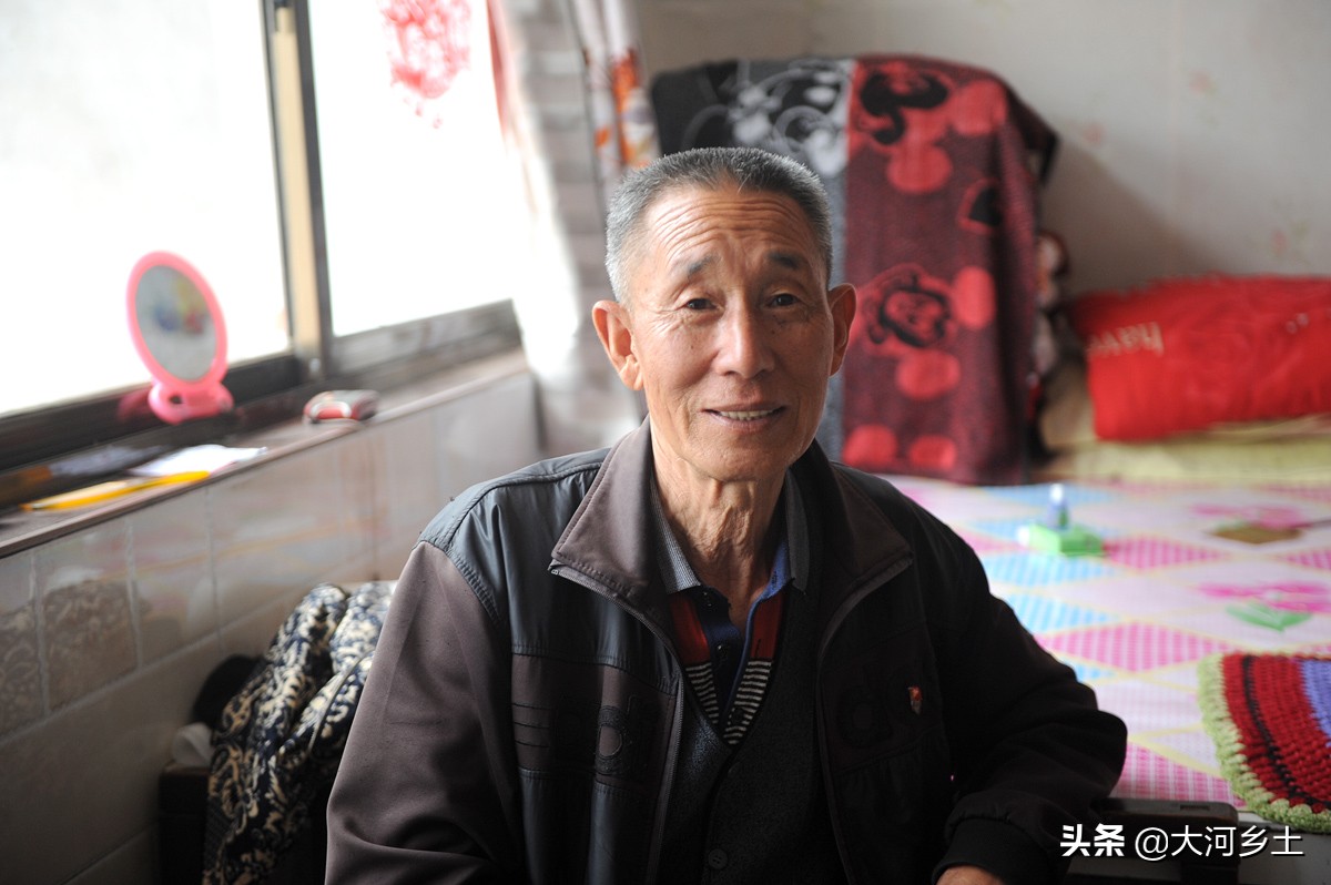 6旬夫妻图安静居山中窑洞，长3.6米土炕吸睛，挤挤可睡10人