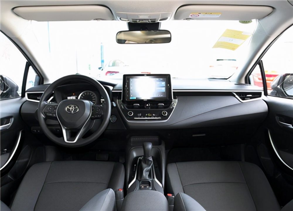 第七代伊兰特的内饰则氛围感十足,驾驶员被10.