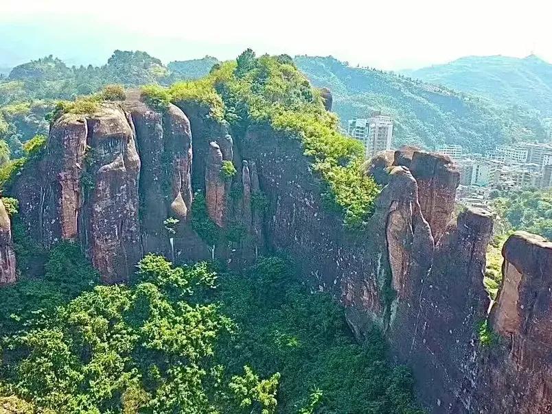 韶关有一著名景点不是丹霞山，由3块巨石堆成，形如雄鸡面湘背粤