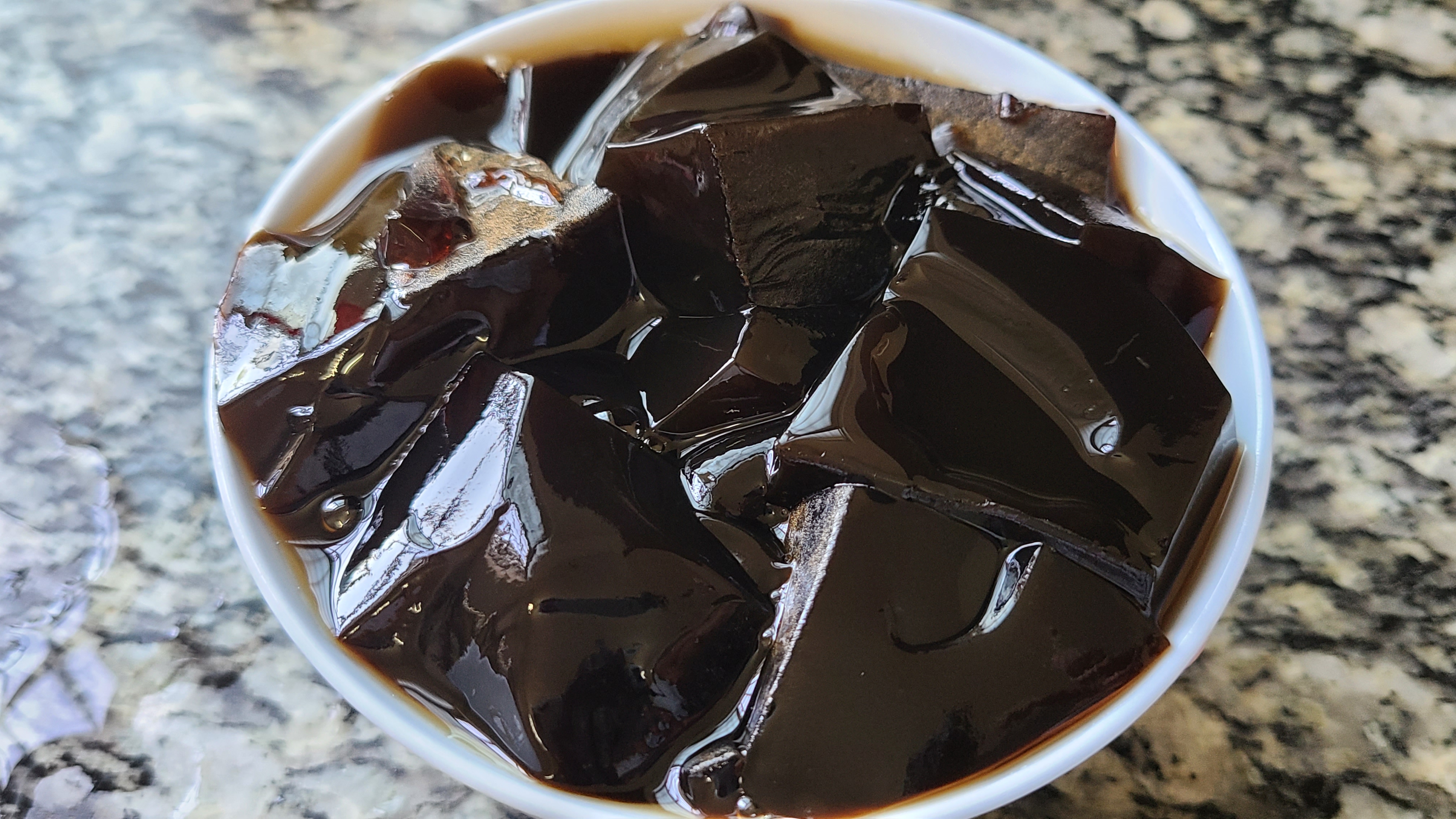 黑凉粉，是广东人夏天必吃的一道小吃，冰凉好喝，做法简单