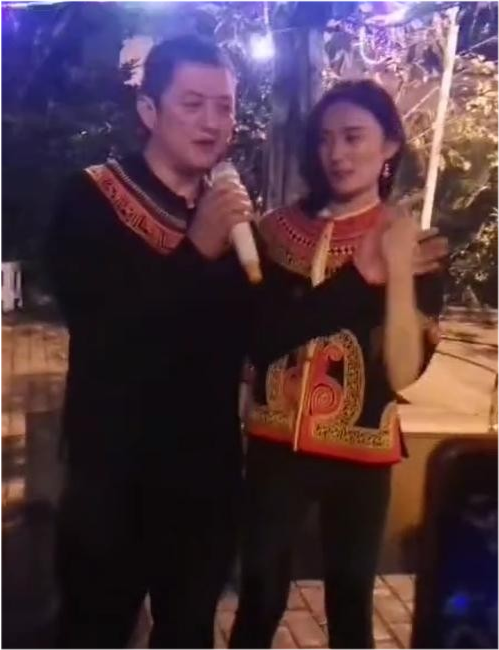 李亚鹏带新女友应酬，席间敬酒合影，这都是以