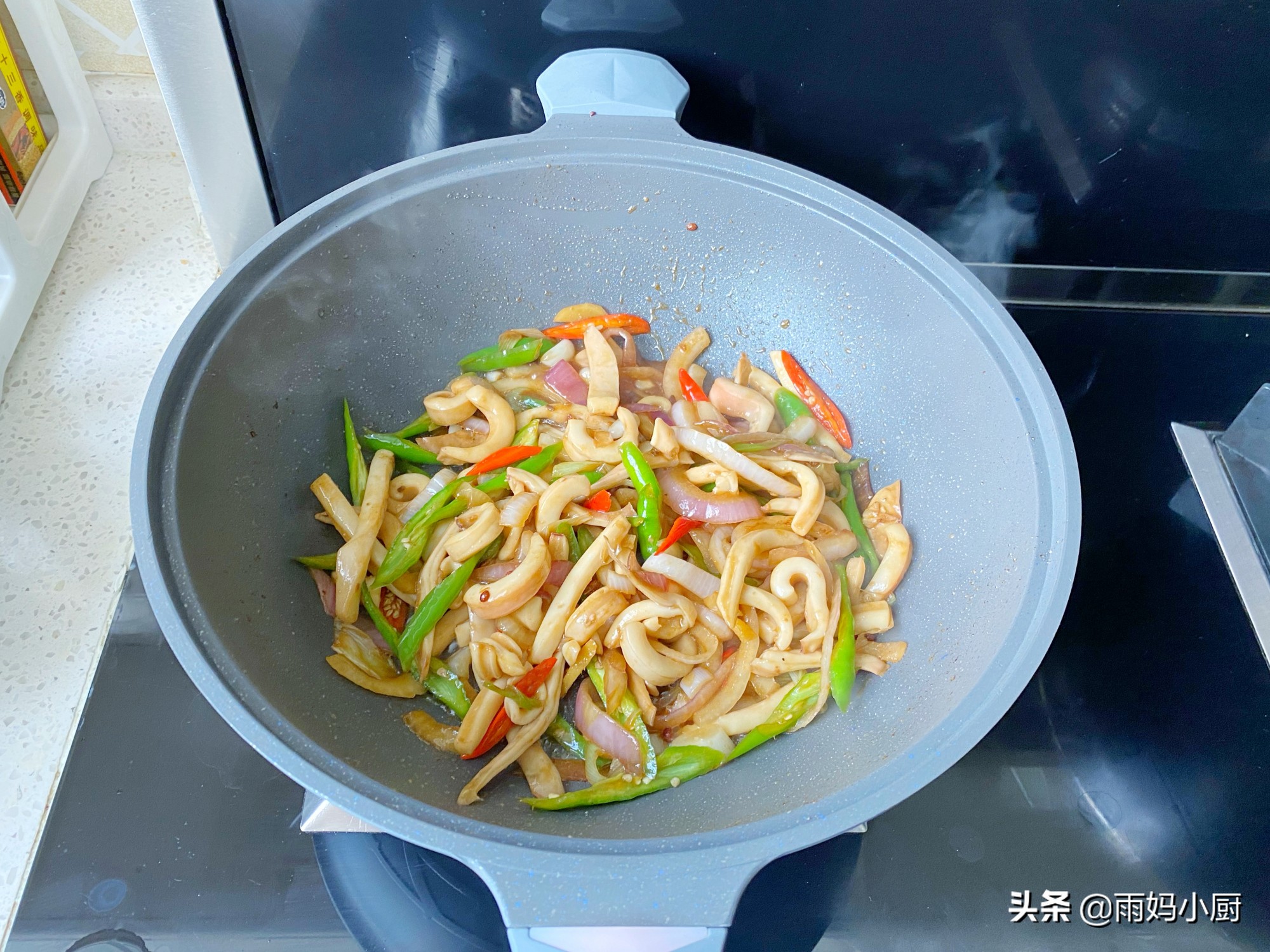 香辣魷魚的家常做法，簡單快手又下飯，麻辣香鮮秒殺路邊攤