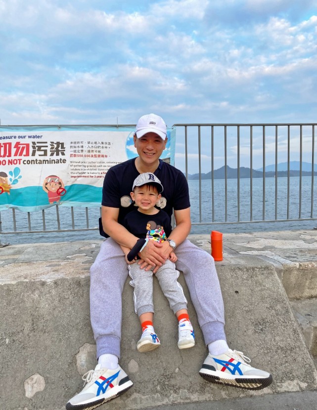 李乘德晒和儿子的日常，父子俩有爱相伴，一起散步看夕阳超惬意