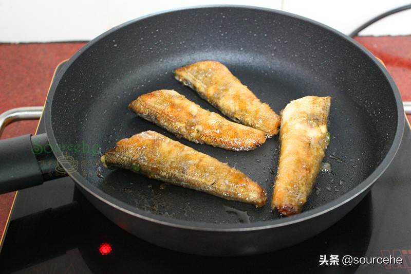 天冷就饞砂鍋煲，魚肉和土豆燉一燉，鮮香味美，熱乎乎很暖胃