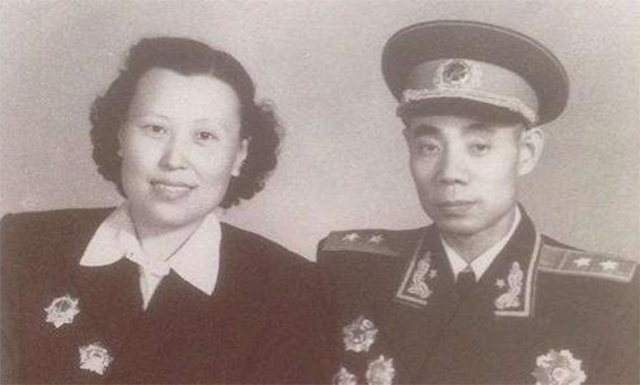 16岁嫁政委，风雨同舟52年，养育12个孩子，是爱人更是战友