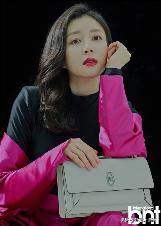 「bnt PHOTO」朴荣邻拍摄bnt写真 干练造型展现高贵知性魅力