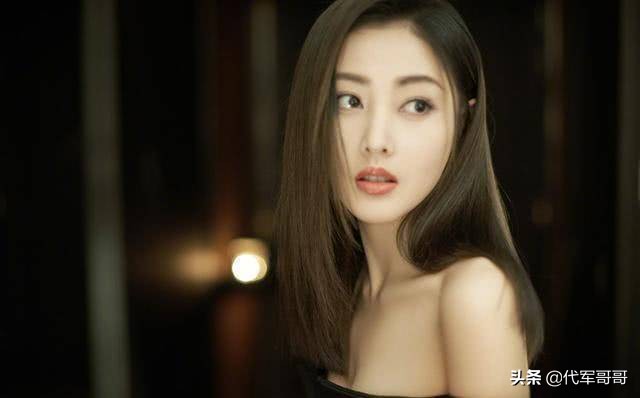 香港歌壇小天后41歲謊稱29歲！被曝年齡造假的八大女星還有誰？