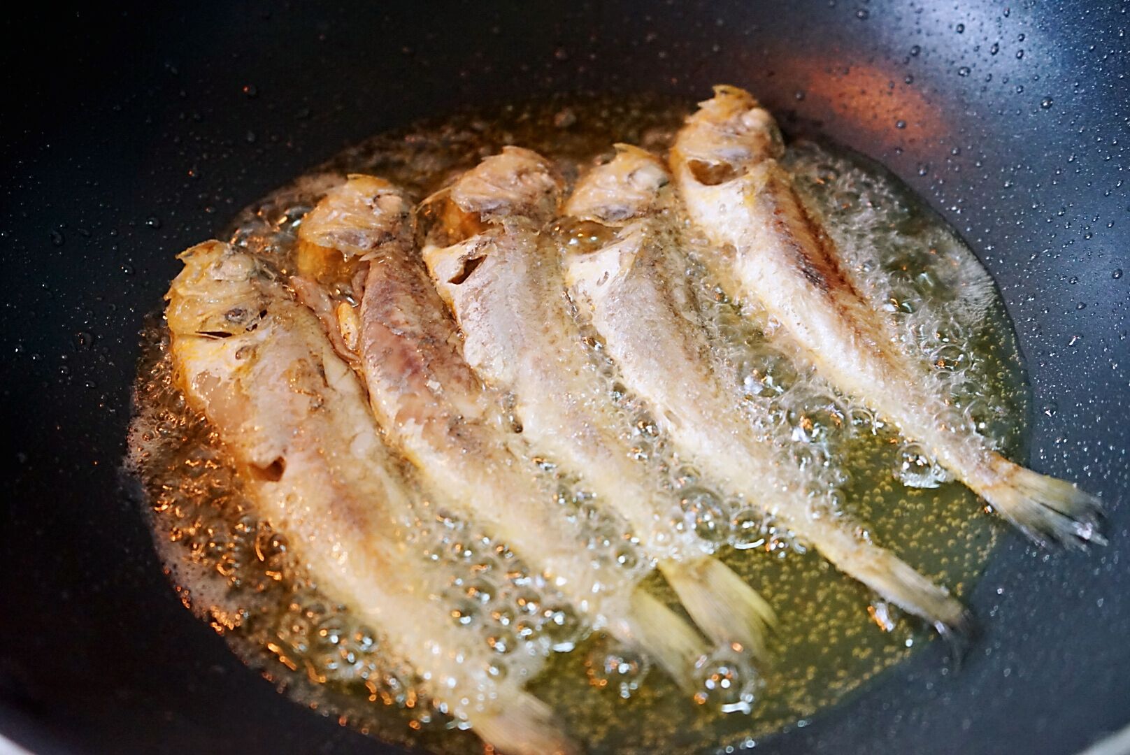 Small yellow croaker stewed with tofu, this way of eating fish bones are crispy, and there is no leftover in the soup after bibimbap, so children can eat it without worry