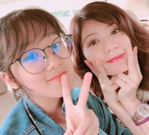賈靜雯三個女兒顏值不同，但各有優點，一個比一個招人喜歡