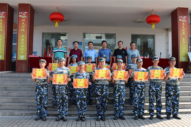 張店中學(xué)舉行2021級(jí)新生軍訓(xùn)匯報(bào)表演(圖10)