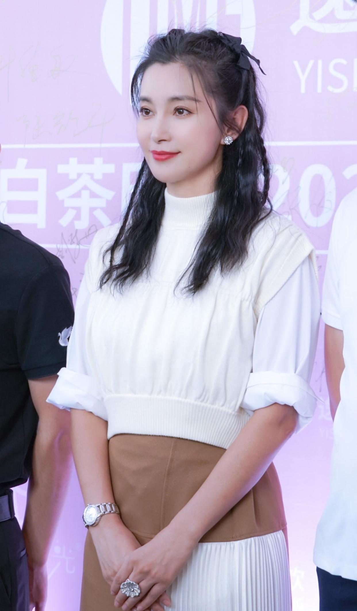 李冰冰少女感真强，小辫子演绎出甜美清新范儿，70后美成90后