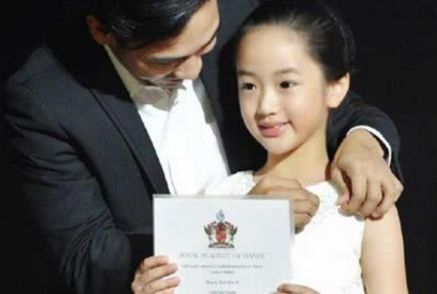 有種“女大十八變”叫吳尊女兒，《爸爸去哪兒》4年後，變成這樣