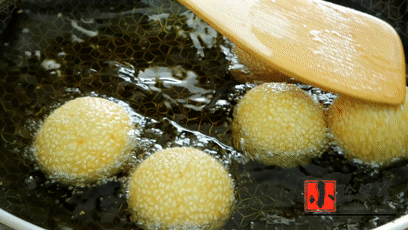 自己在家也能做糯米麻團，外酥裡糯，不開裂不回縮，童年的味道