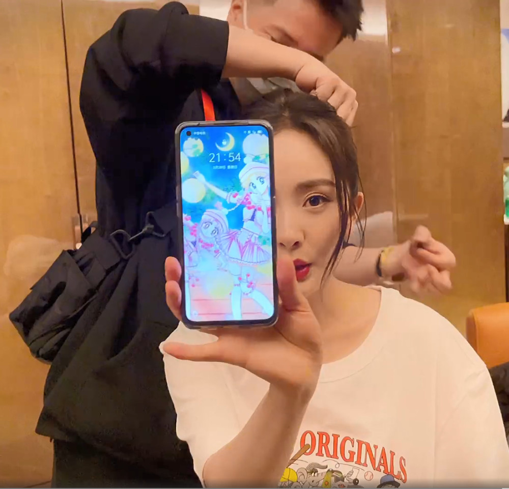杨幂晒真机，realme GT跑分与正面照曝光