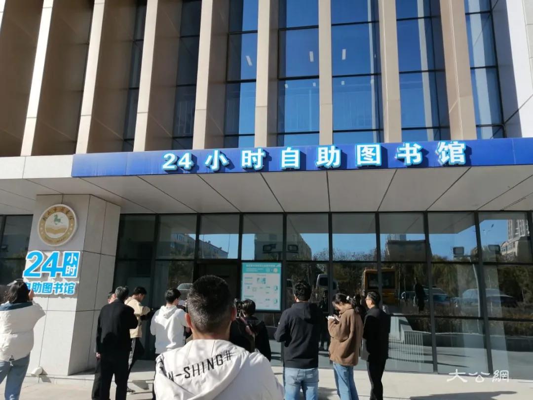 甘肃武威24小时自助图书馆再现“不夜书城”