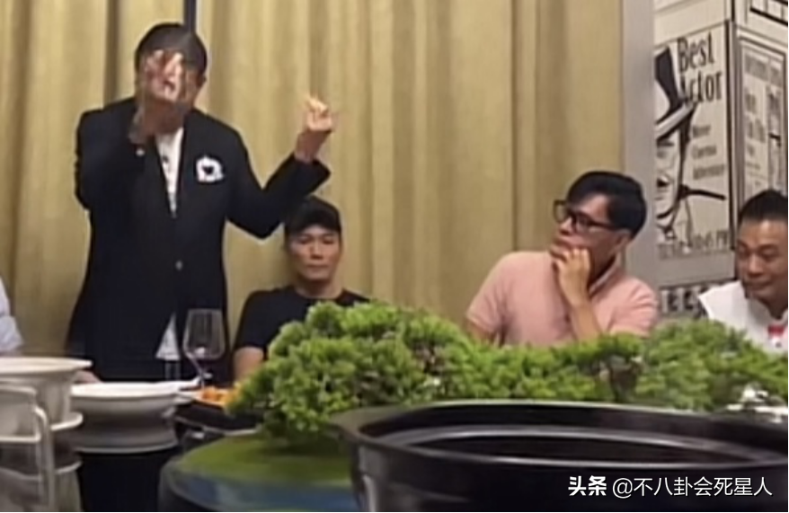 香港老艺人聚会，万梓良坐C位不停说话，70岁徐少强带私生子现身