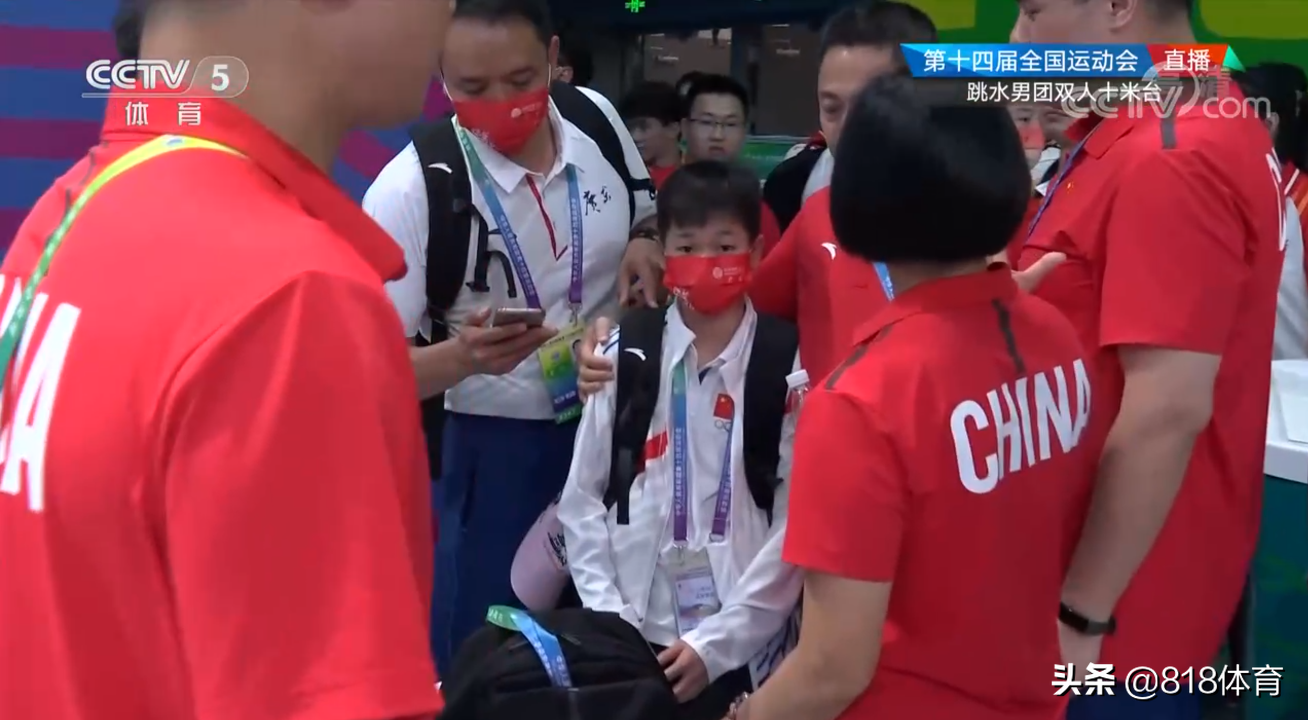 国宝!全红婵全运被广东队8位教练包围避免干扰,教练牵手带她离场
