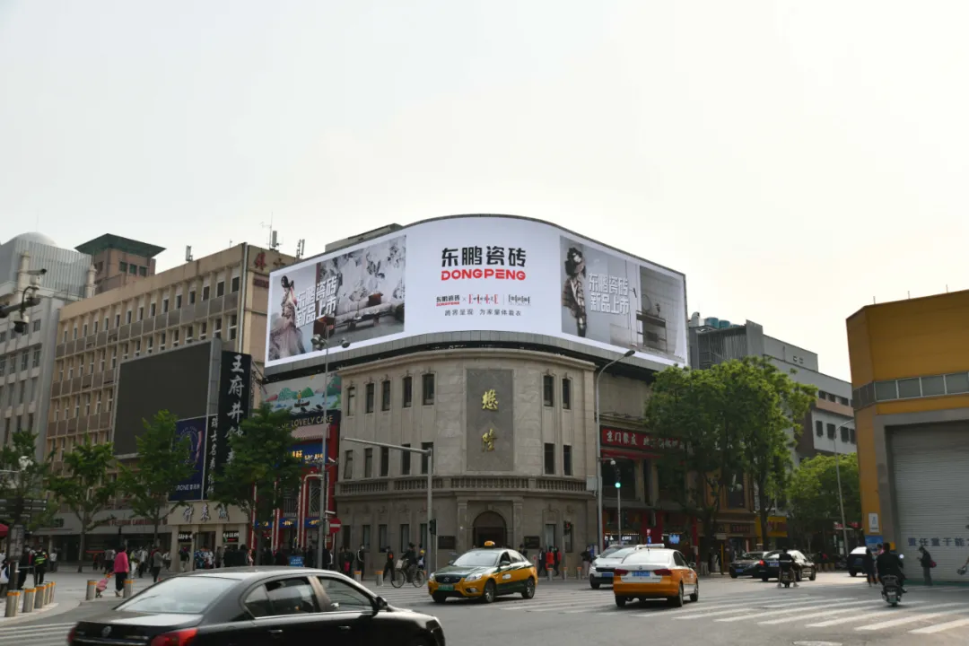 五一黄金周高能|东鹏携新品广告亮相全国核心地标,彰显品牌实力