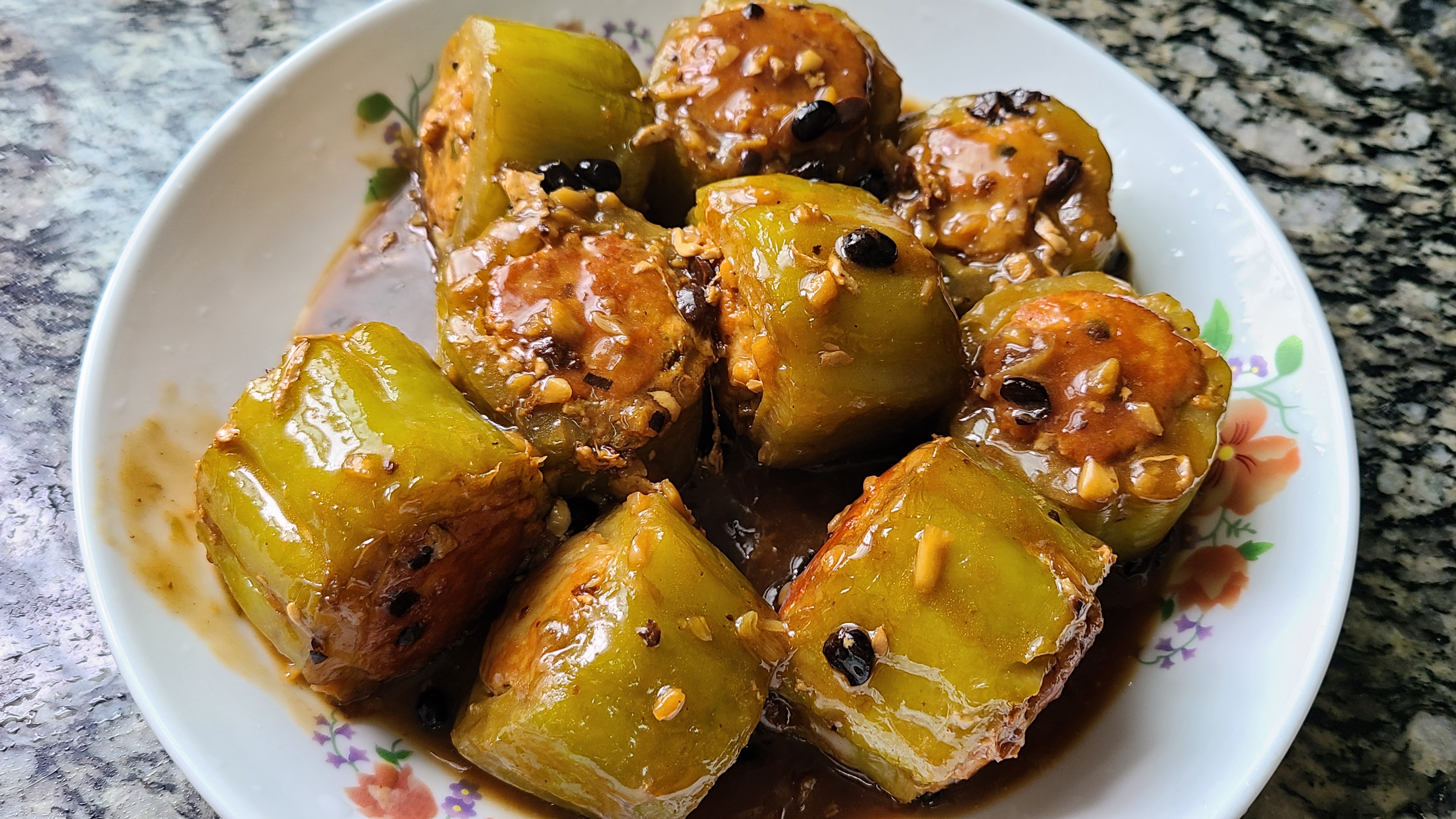 天氣這麼熱，教你一道廣東常見的釀苦瓜，香濃美味，好吃簡單