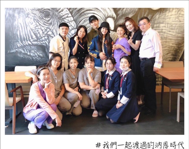 向佐曬一家三口牽手照官宣女兒百日，郭碧婷依偎老公肩膀秀恩愛