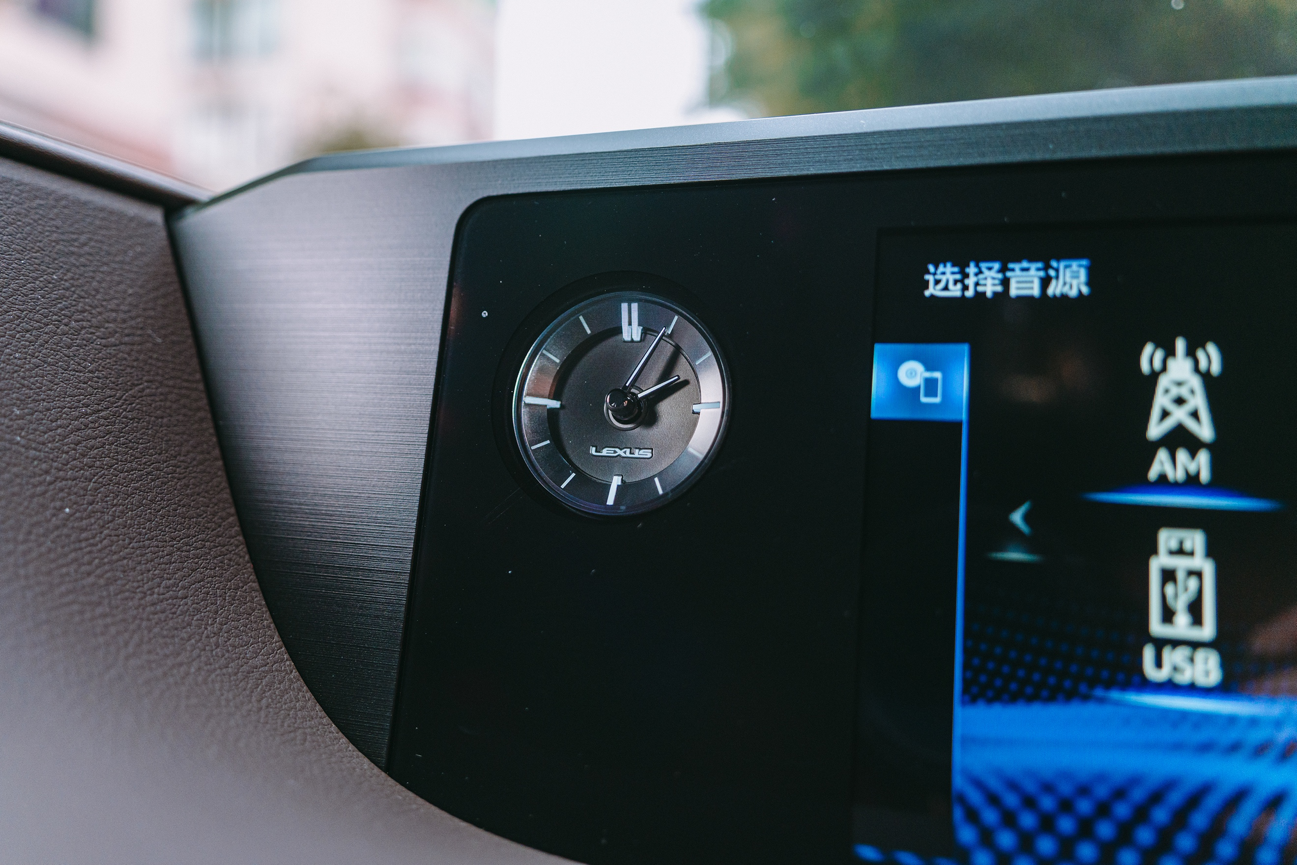 感受城市，需要一台安静并且舒适的雷克萨斯ES