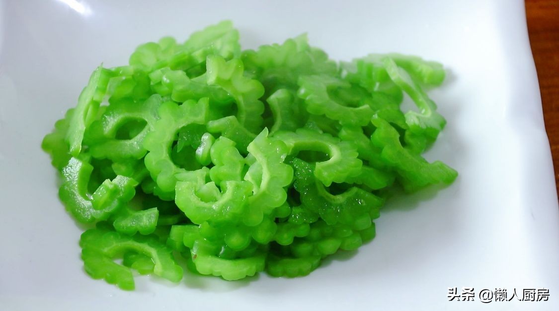 苦瓜炒肉絲，教你一招，肉絲又嫩又滑，一點都不柴