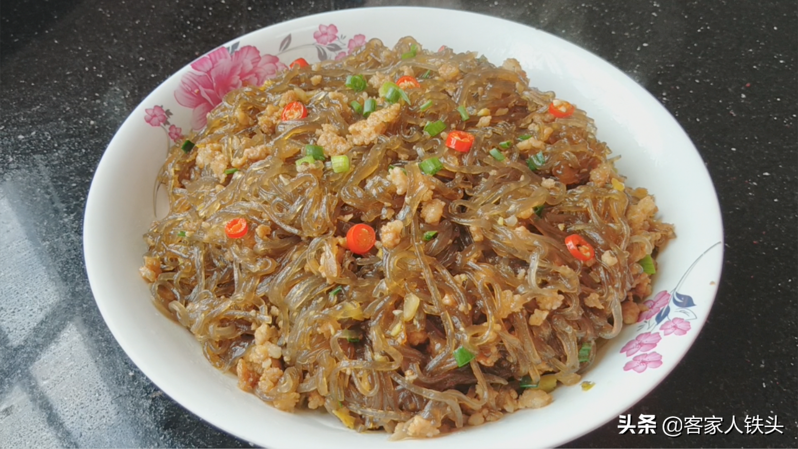 1把粉条1把酸菜，两广人都爱的一个吃法，简单开胃，好吃不油腻