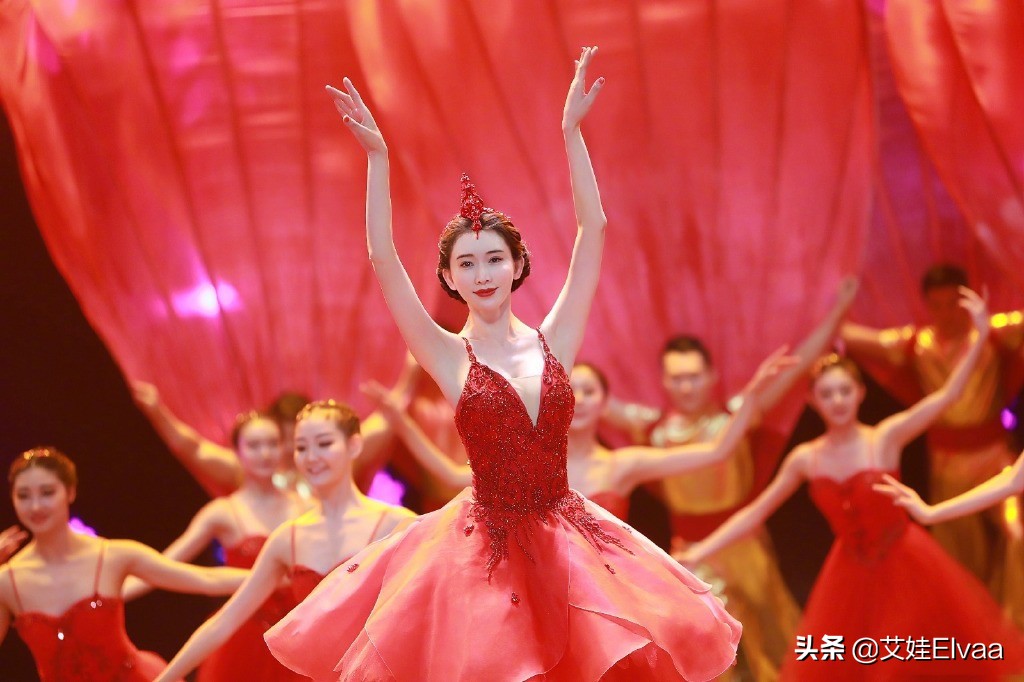 林志玲去了日本更丰满，罕见紧身露脐装配牛仔裤，花瓶身材太晃眼