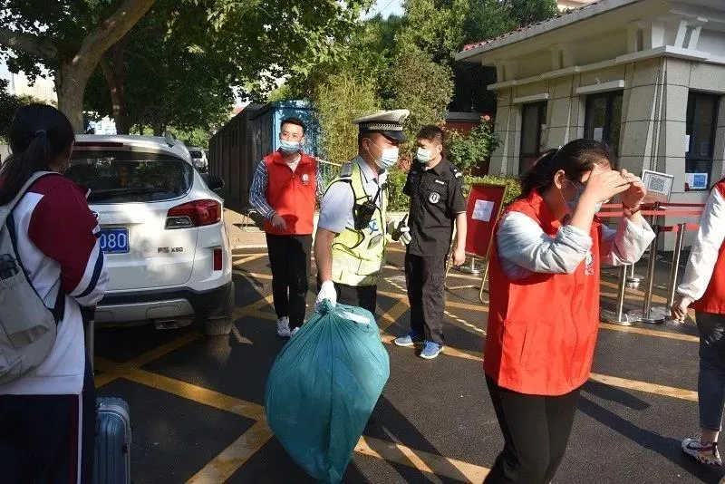 重庆|开学第一课 | 重启“护学岗”，我们同步“开学”啦！