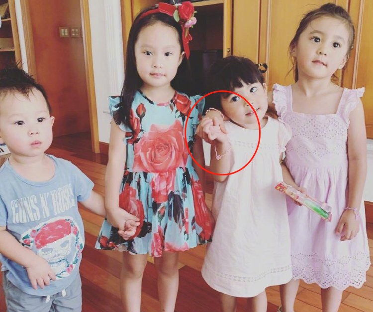 有種“姐姐”叫咘咘，和妹妹波妞合照時，咘咘的手永遠護著妹妹