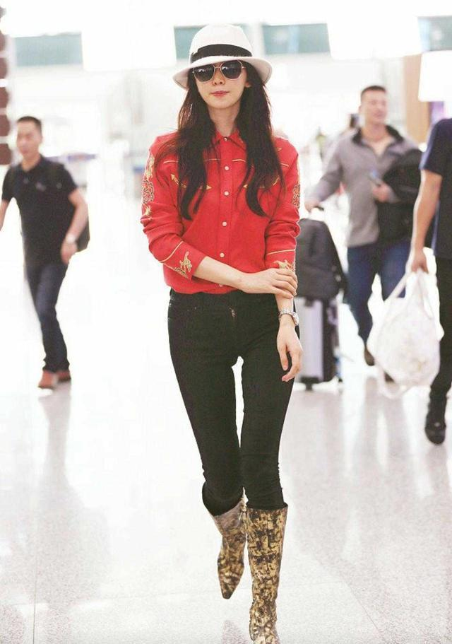 林志玲身材太好了吧，这么紧的裤子都穿出皱褶，大长腿好迷人