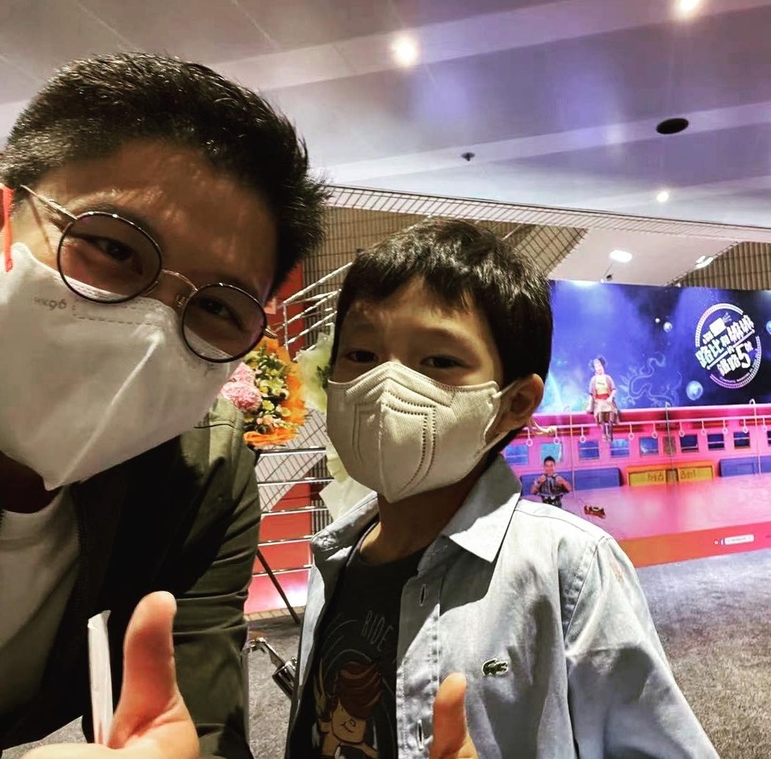 郭晶晶带孩子做公益，一家四口骑单车寻找水源，散播正能量